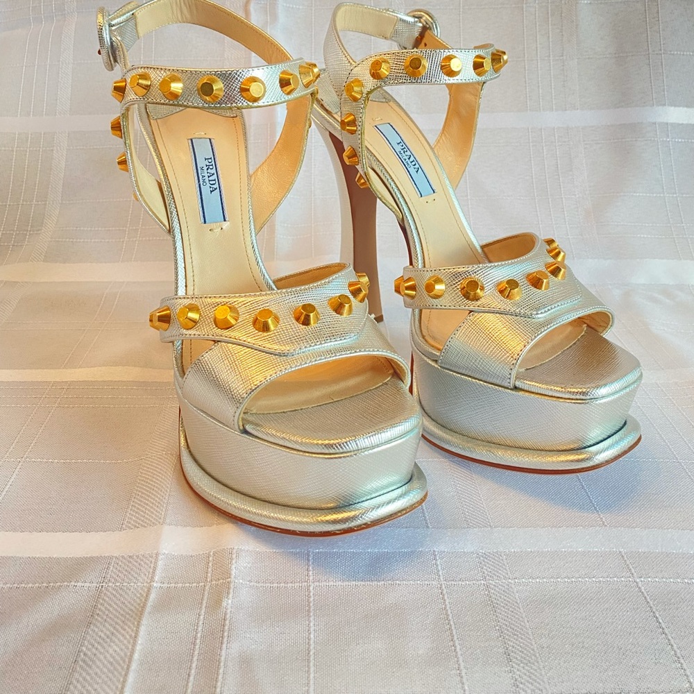 New PRADA METALLIC ANKLE STRAP PLATFORM SANDAL WITH GOLD STUDS Size 8 (38 Eur)